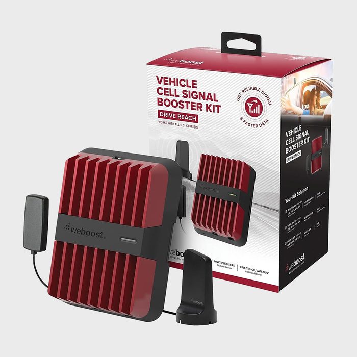 Signal booster sits with an antenna beside a retail box. Box text: 